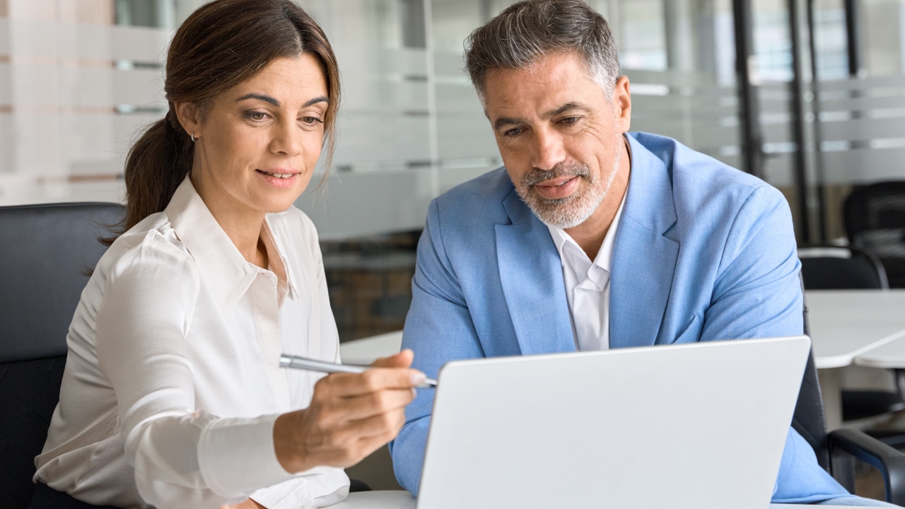 How Strategic Consultants Help Set Realistic Financial KPIs for Growing Businesses
